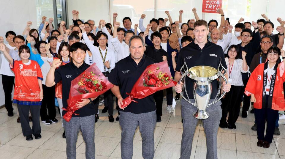 　リーグワンを初制覇し、デイリースポーツ神戸本社を訪れたコベルコ神戸スティーラーズの（左から）李承信、レニーＨＣ、レタリック）