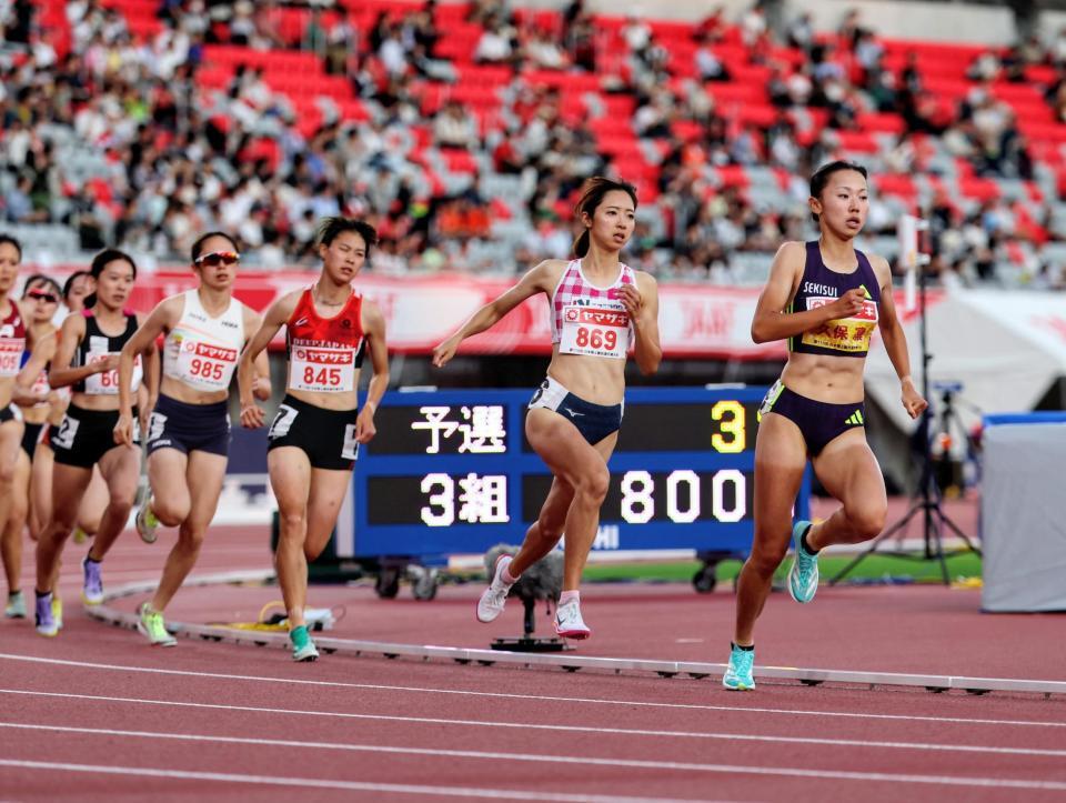 女子８００メートル予選　力走する久保凜（右端）