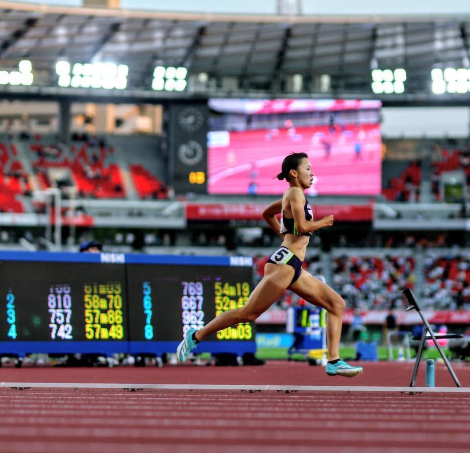 女子８００メートル予選　後続を引き離し独走する久保凜