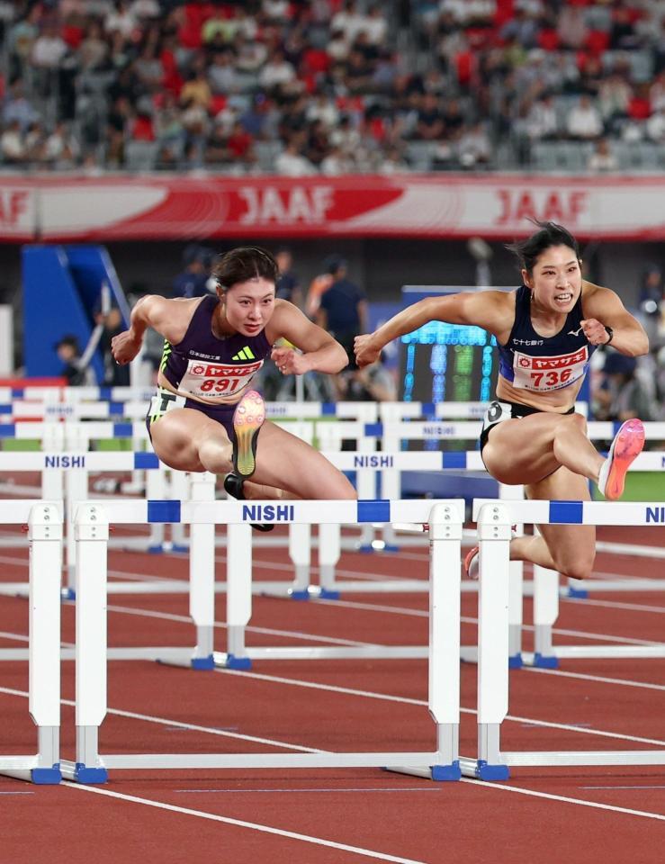 女子１００メートル障害準決勝　力走する福部真子㊧と青木益未