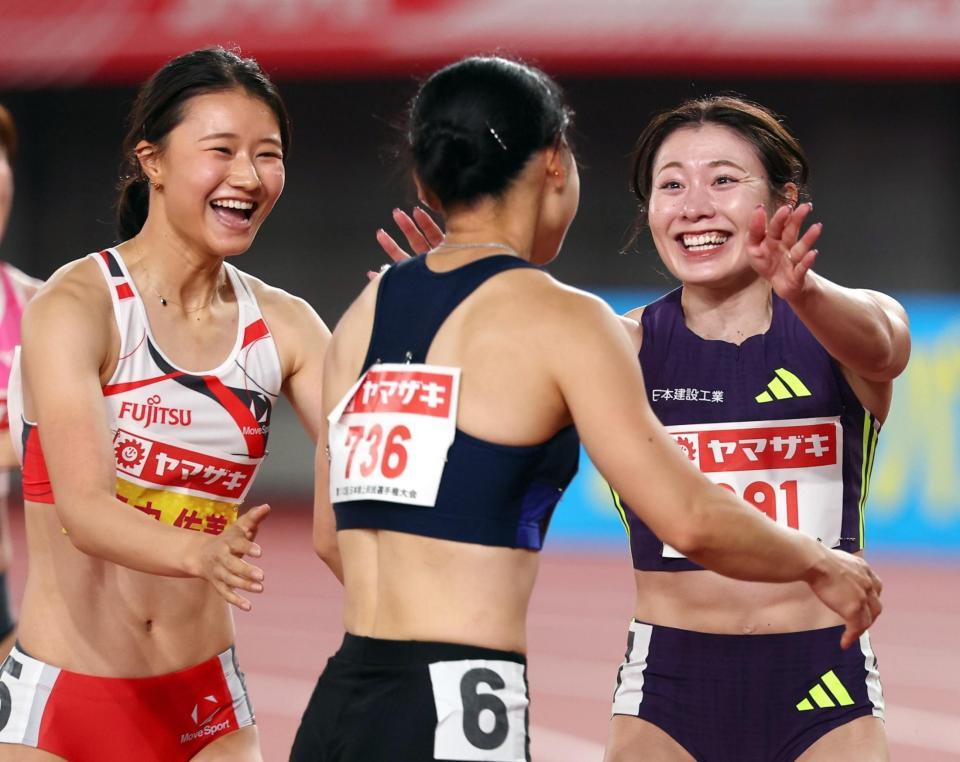 女子１００メートル障害準決勝　青木益未（中）とともに喜ぶ福部真子（右）と田中佑美