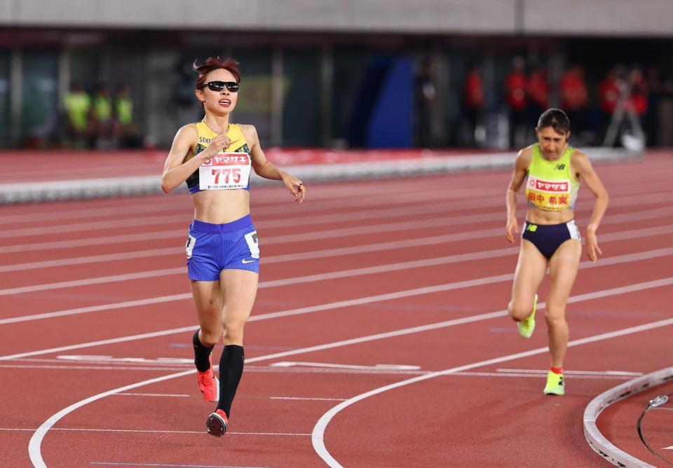 女子５０００メートル決勝で、田中希実（右）を抜き去り優勝した山本有真