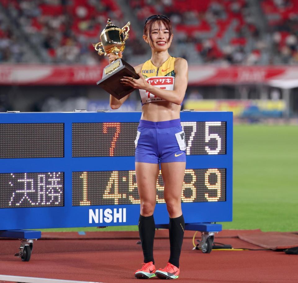 女子５０００メートルで優勝し、笑顔を見せる山本有真