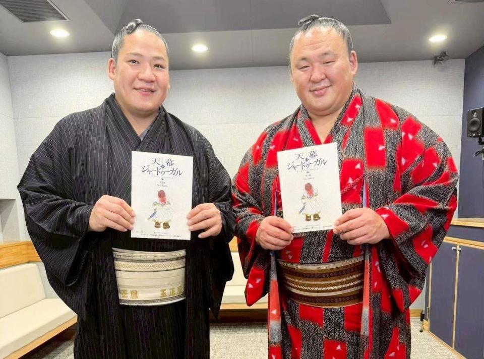玉鷲（左）と玉正鳳