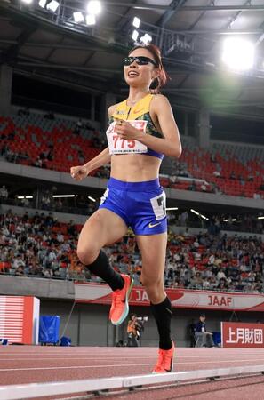 女子５０００メートル決勝　力走する山本有真