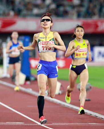 女子５０００メートル　ゴールする山本有真。右は田中希実