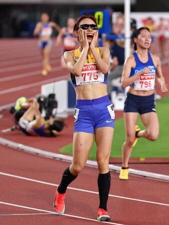 女子５０００メートル決勝で、田中希実を破って優勝し、喜ぶ山本有真