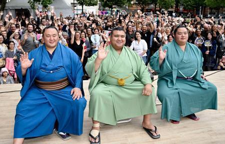 　日本の伝統文化交流イベントに参加した（左から）玉鷲、高安、琴桜＝１２日、パリ（共同）