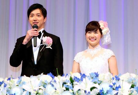結婚披露宴であいさつする福原愛さん（右）と当時夫の江宏傑さん（代表撮影）＝１７年撮影