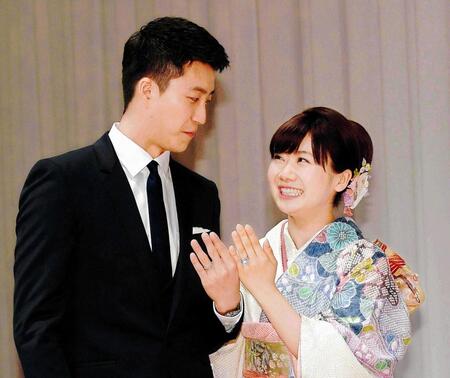 結婚会見で見つめ合う福原愛さんと当時夫の江宏傑さん（左）＝１６年９月撮影