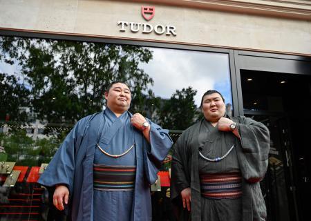 　「チューダー」の店舗を訪れ、腕時計を試着した熱海富士（右）と正代＝１２日、パリ（共同）