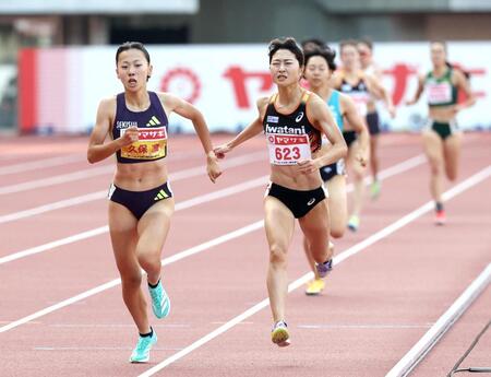 塩見綾乃（中央）を振り切り優勝した久保凜（左）