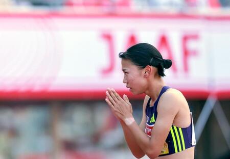 女子８００メートル決勝　速報タイムを祈るように見つめる久保凜