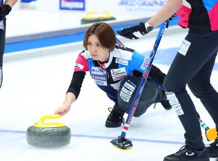 第１エンド、ストーンを投じるフォルティウス・吉村紗也香（撮影・石井剣太郎）