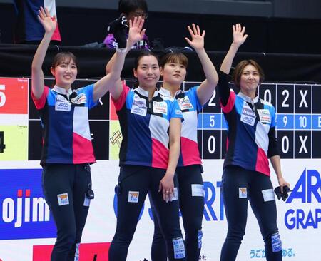 試合に敗れ、ファンにあいさつするフォルティウスの（左から）小林未奈、近江谷杏菜、小谷優奈、吉村紗也香（撮影・石井剣太郎）
