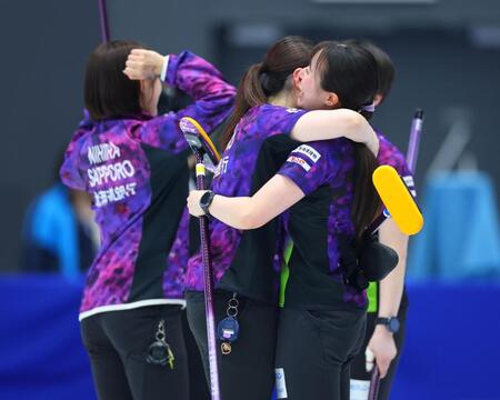 決勝進出を決め喜ぶ北海道銀行＝横浜ＢＵＮＴＡＩ（撮影・石井剣太郎）