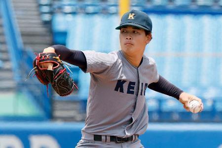 　準決勝の東北福祉大戦で、８者連続を含む１５三振を奪い好投した慶大・渡辺和＝神宮