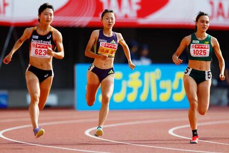女子８００メートル決勝　力走する久保凜（中央）ら＝パロマ瑞穂スタジアム