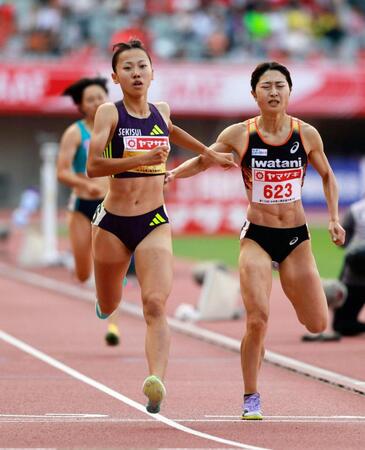 女子８００メートル決勝　ゴールする久保凜（左）と塩見綾乃