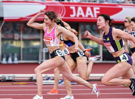 女子１００メートル障害決勝　優勝し喜ぶ中島ひとみ（左）