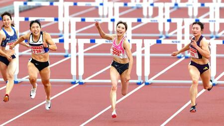 女子１００メートル障害決勝　ゴールする中島ひとみ（右から２人目）