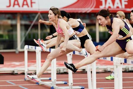 女子１００メートル障害決勝　力走する中島ひとみ（左）