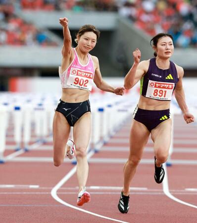 女子１００メートル障害決勝　ゴールし喜ぶ中島ひとみ。右は福部真子