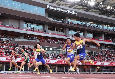 男子１００メートル決勝　優勝した多田修平（右）