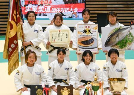 　女子１部で優勝したコマツの選手たち＝アスリートタウン延岡アリーナ