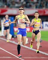 女子５０００メートル　ゴールする山本有真。右は田中希実