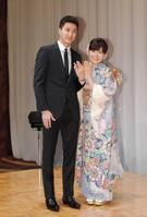 結婚指輪を披露した福原愛さんと当時夫の江宏傑さん（左）＝１６年撮影