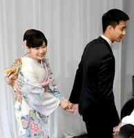 結婚会見終了後、当時夫の江宏傑さん（右）と手をつなぎながら会場を後にする福原愛さん＝１６年９月撮影
