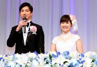 結婚披露宴であいさつする福原愛さん（右）と当時夫の江宏傑さん（代表撮影）＝１７年撮影