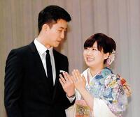 結婚会見で見つめ合う福原愛さんと当時夫の江宏傑さん（左）＝１６年９月撮影