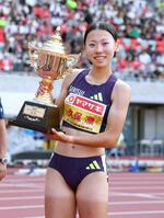 女子８００メートル決勝　優勝しトロフィーを手にする久保凜
