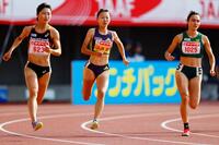 女子８００メートル決勝　力走する久保凜（中央）ら＝パロマ瑞穂スタジアム