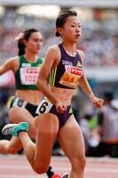 女子８００メートル決勝　力走する久保凜＝パロマ瑞穂スタジアム