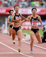 女子８００メートル決勝　ゴールする久保凜（左）と塩見綾乃
