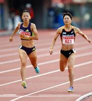 女子８００メートル決勝　競り合いゴールする久保凜（左）と塩見綾乃