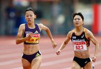 女子８００メートル決勝　ゴール前で競り合う久保凜（左）と塩見綾乃