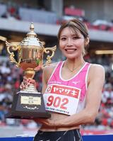女子１００メートル障害決勝　優勝しトロフィーを手に笑顔を見せる中島ひとみ