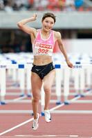 女子１００メートル障害決勝　ゴールし喜ぶ中島ひとみ