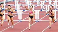 女子１００メートル障害決勝　ゴールする中島ひとみ（右から２人目）