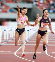 女子１００メートル障害決勝　ゴールし喜ぶ中島ひとみ。右は福部真子