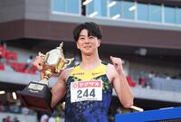 男子１００メートル決勝　優勝しトロフィーを手にする多田修平