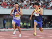 男子１００メートル決勝　力走する優勝した多田修平（右）と３位の桐生祥秀
