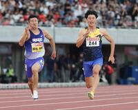 男子１００メートル決勝　力走する優勝した多田修平（右）と３位の桐生祥秀