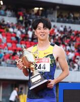 男子１００メートル決勝　優勝しトロフィーを手にする多田修平