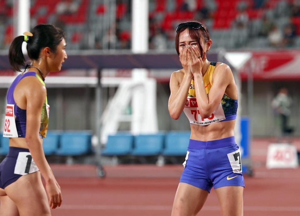 女子５０００メートルで、ゴール前で田中希実（左）を逆転して優勝した山本有真