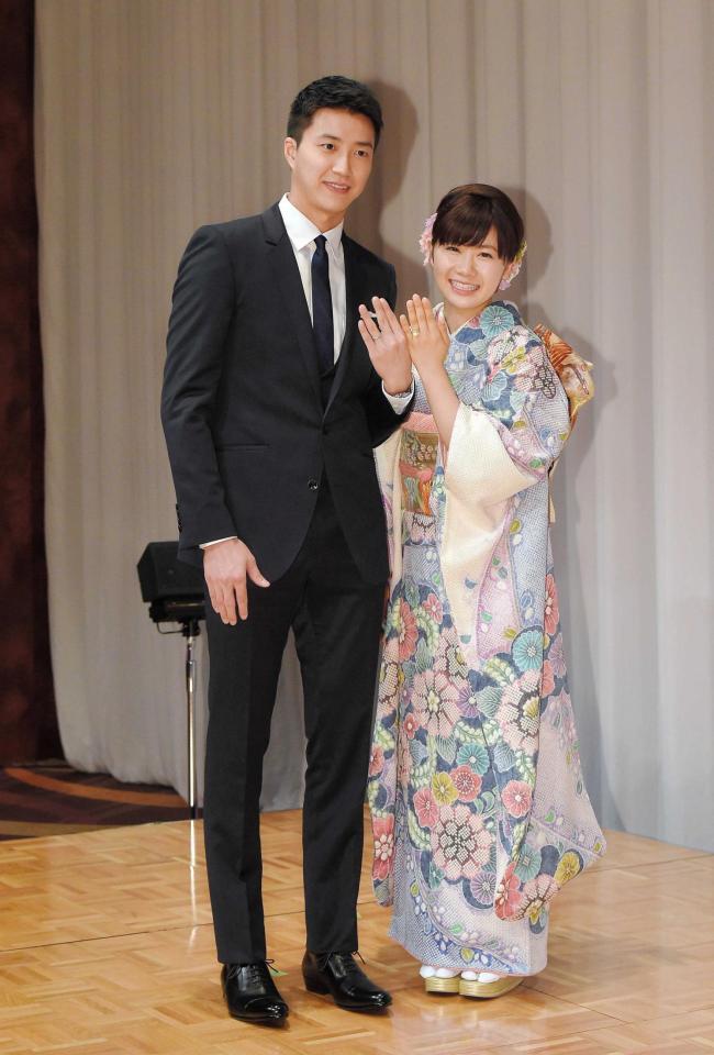 結婚指輪を披露した福原愛さんと当時夫の江宏傑さん（左）＝１６年撮影